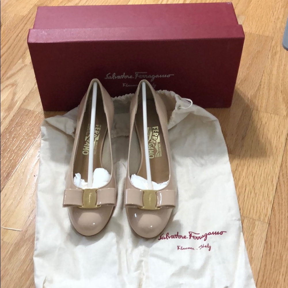 Salvatore Ferragamo Vara Pumps in New Bisque sz5.5